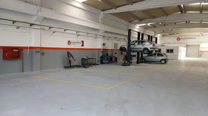 Bornova oto servis atölyesi: Nova Car Service'te lift üzerinde bakımda olan araç